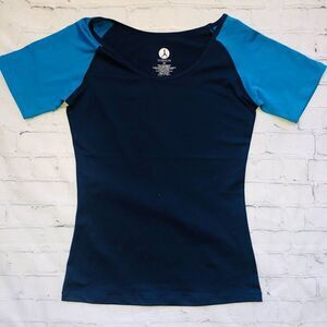 NWOT womens medium yoshion SS performance shirt